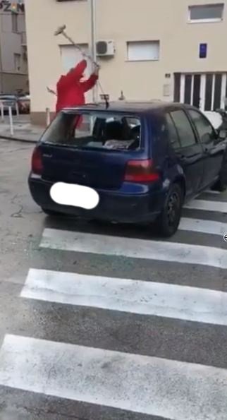 V Splitu je moški z macolo na prehodu za pešce razbil svoj avtomobil FOTO: Facebook