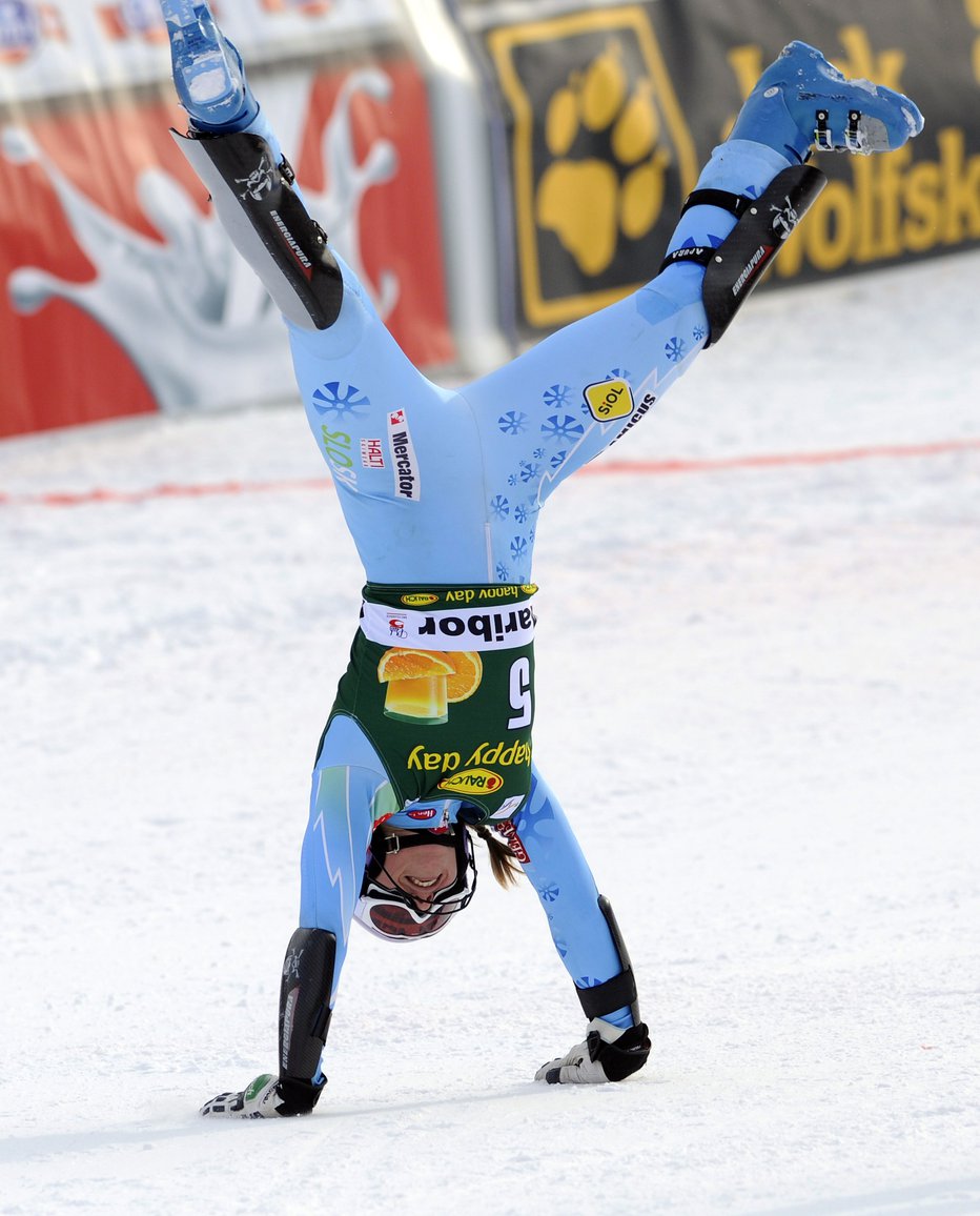 Fotografija: Dvakratna prvakinja v lisičjem veleslalomu, enkrat v slalomu Tina Maze se je navijačem za podporo leta 2013 zahvalila, obrnjena na glavo.