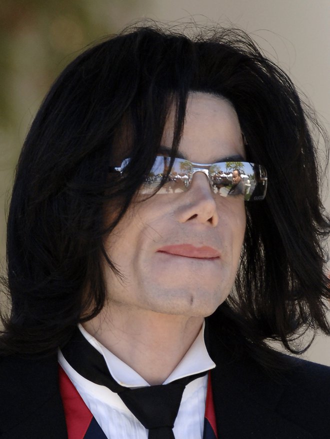 Michael Jackson leaves after his trial in his child molestation case at the Santa Barbara county courthouse in Santa Maria, California, May 24, 2005. Jackson's lawyers called comedian Chris Tucker to the witness stand on Tuesday as they prepared to rest without having called Jackson to testify in his own defense in his molestation trial.   REUTERS/Phil Klein