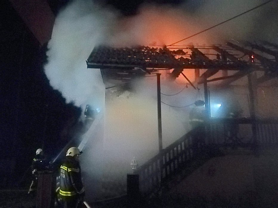 Fotografija: Ogenj je hitro prebil streho. FOTO: GZ Bovec