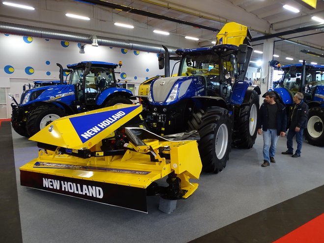 New Holland je prvi po prodaji traktorjev v Sloveniji s 14,4-odstotnim deležem. Model NH T 7.270 ima spredaj in zadaj pripeti kosilnici v New Hollandovih barvah. Traktor je v Maseratijevi modri barvi, kar pomeni, da ima maksimalno možno opremo. Motor premore 198 kW (270 KM) maksimalne moči.