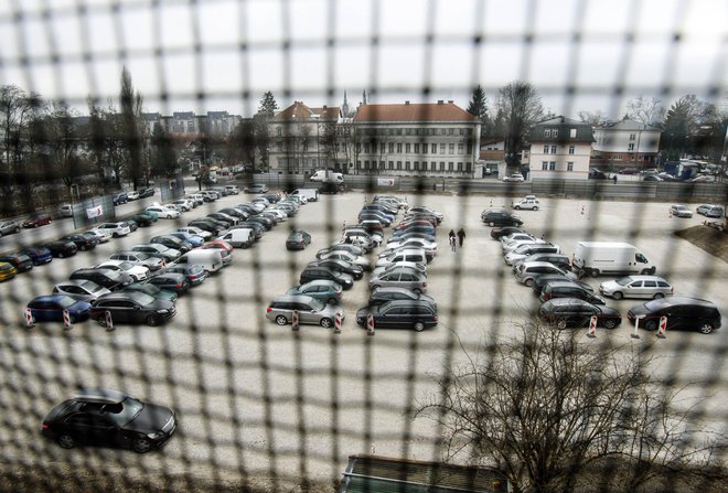 Na mestu, kjer naj bi stal NUK 2, je makadamsko parkirišče. Foto: Blaž Samec