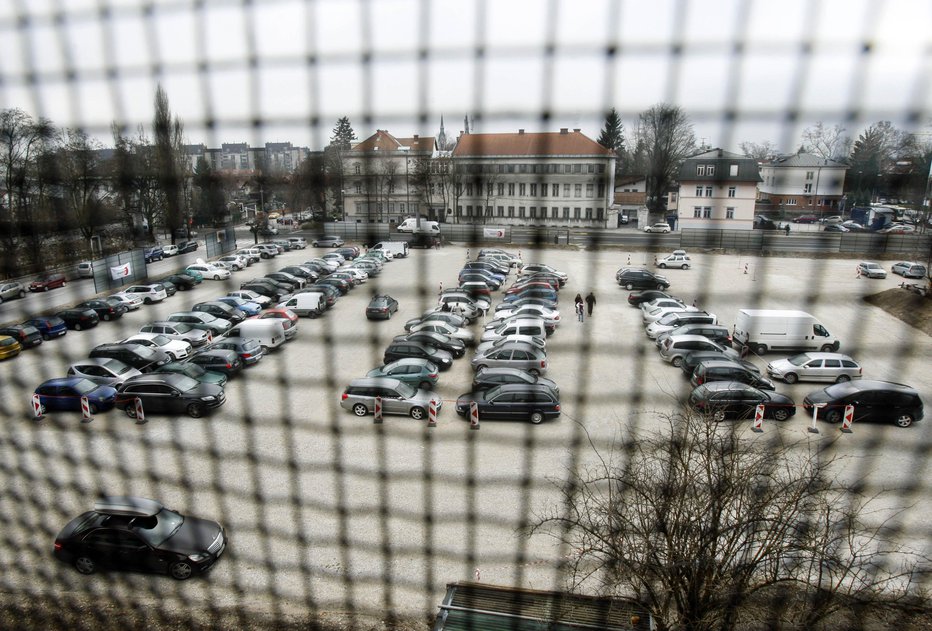 Fotografija: Na mestu, kjer naj bi stal NUK 2, je makadamsko parkirišče. Foto: Blaž Samec