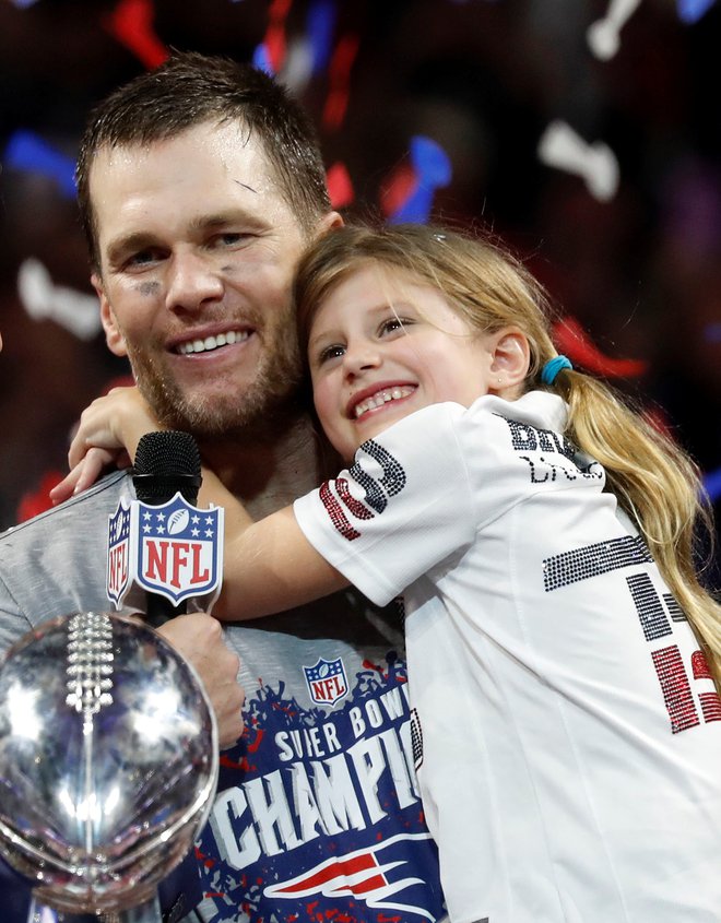 Tom Brady se je nove finalne zmage in trofeje Vincea Lombardija veselil v družbi hčerkice Vivian. FOTO: Reuters