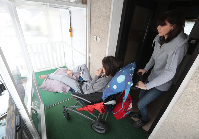 Slovenke in Slovenci razumejo, da družina želi ostati v hiši, ki je prilagojena Nikovemu stanju. FOTO: Dejan Javornik