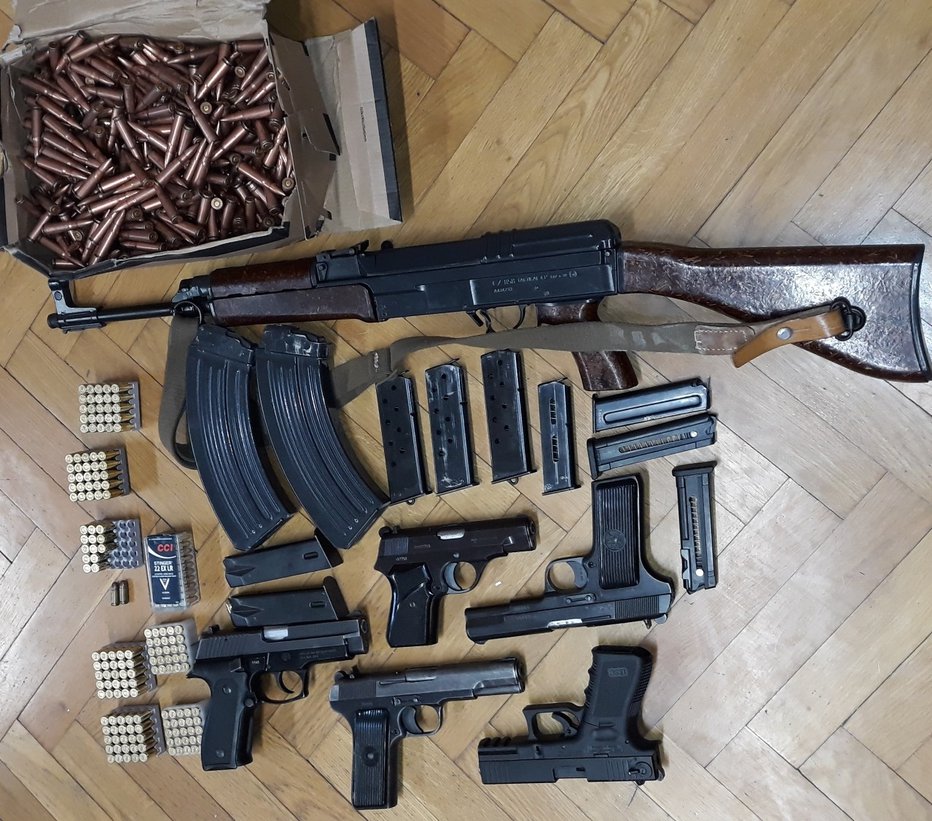 Fotografija: Ob hišni preiskavi v okolici Črnomlja so zasegli več kosov orožja in streliva. FOTO: PU Novo mesto