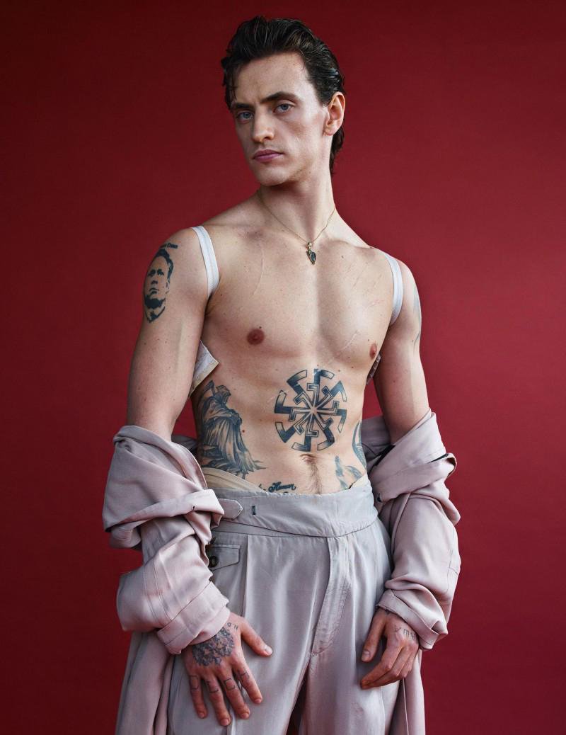 Fotografija: Poslikano telo in brazgotine, ki si jih je omislil po ločitvi staršev, so pritegnili modno biblijo Vogue. foto Vogue