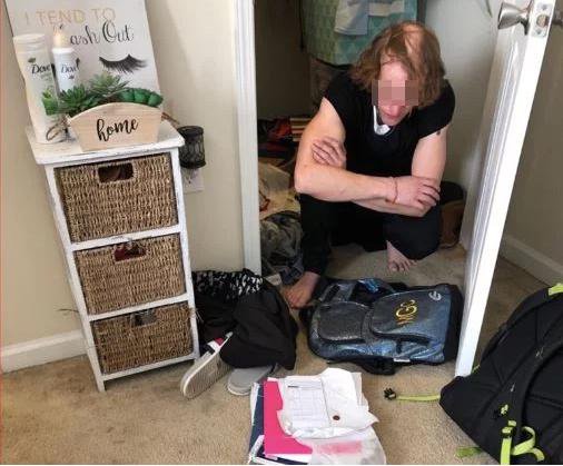 Fotografija: Odprla je omaro in v njej našla moškega. FOTO: Policija
