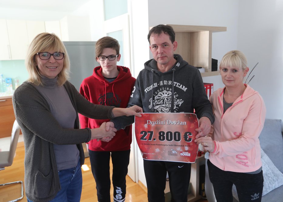 Fotografija: Dovžanovim smo tri mesece po tem, ko jim je povodenj odnesla hišo, izročili ček za kar 27.800 evrov. FOTO: Dejan Javornik