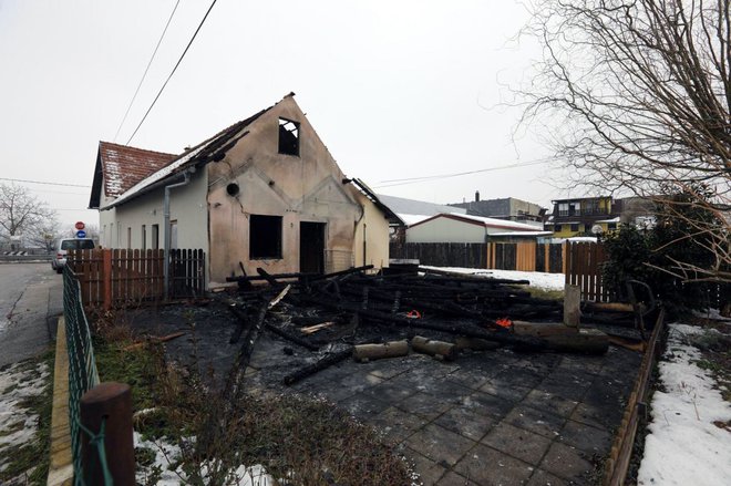 Humanitarci po požaru ne bodo vlagali v obnovo hiše, saj jo Cerkev prodaja. FOTOGRAFIJE: ALEŠ ANDLOVIČ