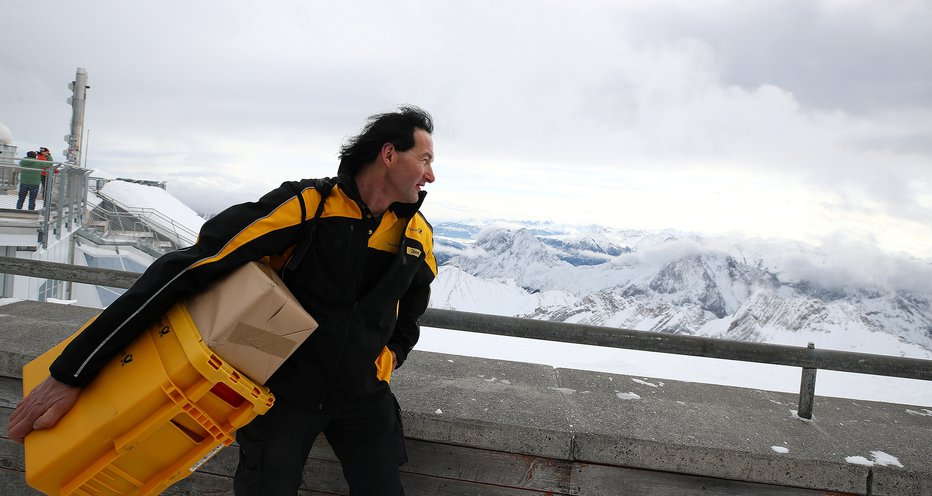 Fotografija: Poštar Andreas Oberauer redno dostavlja pošiljke na najvišjo nemško goro. FOTO: Reuters