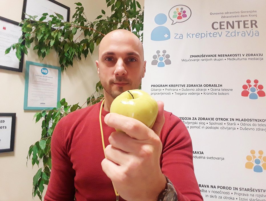 Fotografija: Jošt Torkar, vodja kranjskega Centra za krepitev zdravja, in njegov predlog za hitro malico.  FOTO: ŠPELA ANKELE