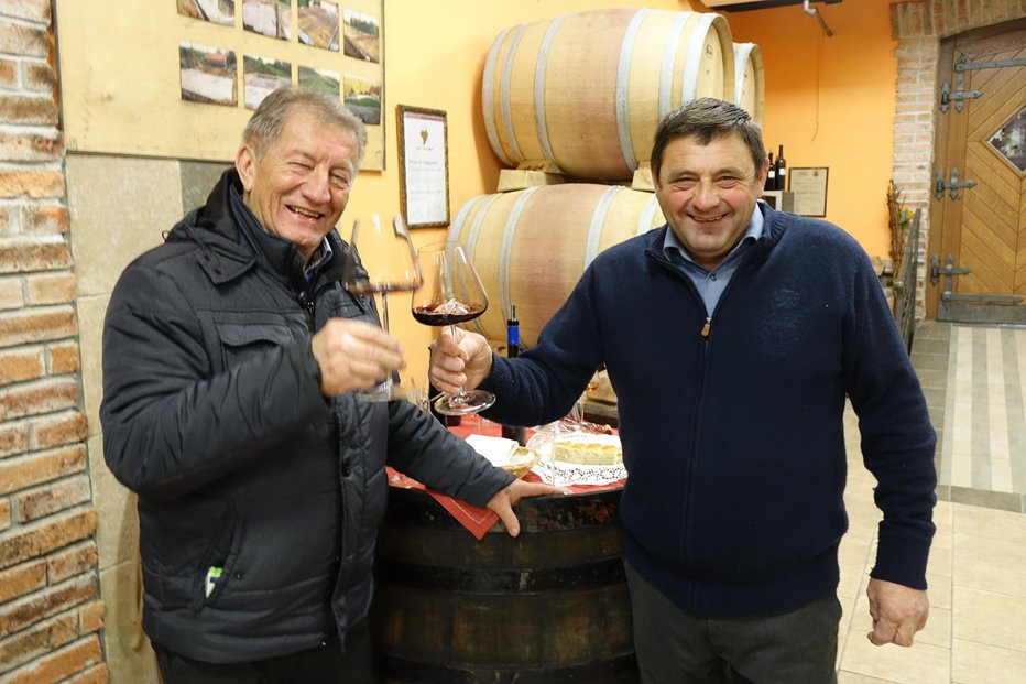 Fotografija: Na Krmačini pri Drašičih sta nazdravila z vinarjem Jožefom Prusom. FOTO: Drago Vovk