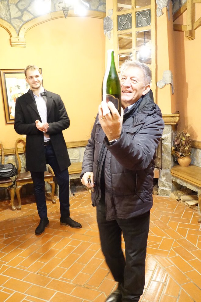 V kleti penin Simonič v Semiču je slavljenec steklenico odprl z mečem. FOTO: Drago Vovk