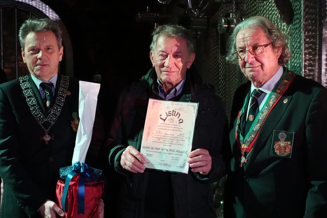 Čestitala sta mu tudi predstavnika Evropskega reda vitezov vina, Srečko Kenda (na levi) in Franci Sotošek. FOTO: Drago Vovk