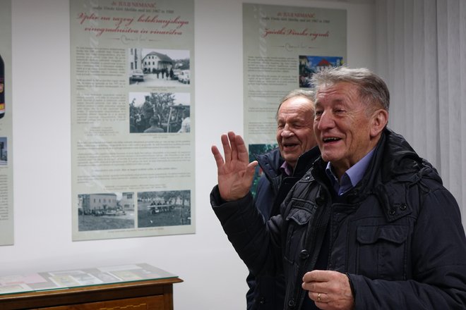 Nekdanji direktor KZ Metlika Ivan Kure ga je popeljal v njemu posvečeno muzejsko sobo. FOTO: Drago Vovk
