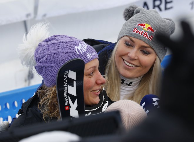 Ilki Štuhec je čestitala tudi Lindsey Vonn, ki se poslavlja z bronasto medaljo. FOTO: Reuters