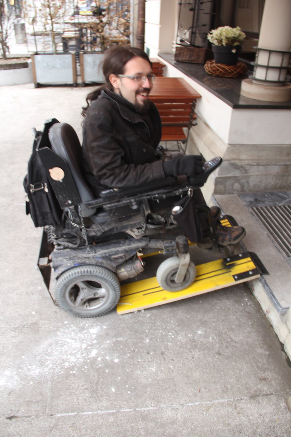 Fotografija: Leseno in lahko klančino se lahko vozi na invalidskem vozičku. FOTO: Boštjan Fon