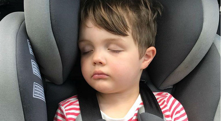 Fotografija: Otroci v sedežu radi zaspijo in jim glava nekontrolirano binglja sem in tja. FOTO: Instagram