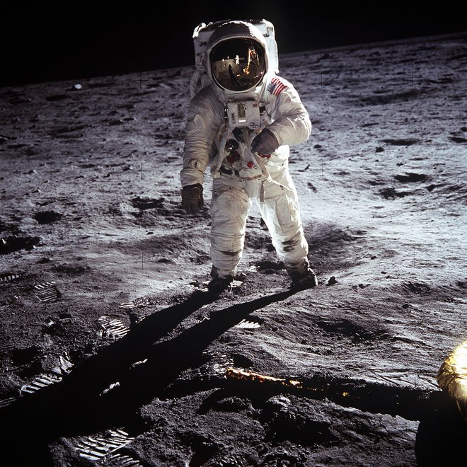 Buzz Aldrin je takole stal na Luni, Neil Armstrong, ki je napravil fotografijo, je viden v vizirju. FOTO: Wikipedia