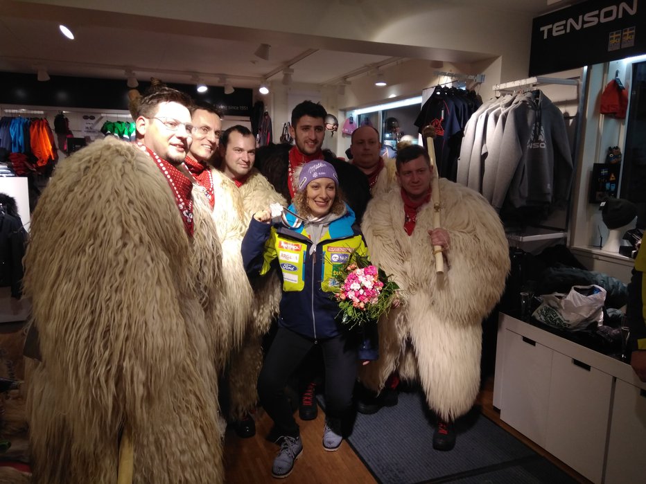 Fotografija: Takole se je Ilka Štuhec veselila na slovenskem sprejemu v Åreju s kurenti 311, ki so jo spodbujali že v St. Moritzu 2017. FOTO: Mojca Finc