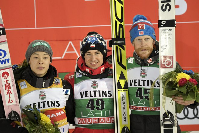 Poljskemu zmagovalcu Kamilu Stochu sta v Lahtiju družbo na zmagovalnem odru delala Japonec Rjoju Kobajaši (levo) in Norvežan Robert Johansson (desno). FOTO: Reuters