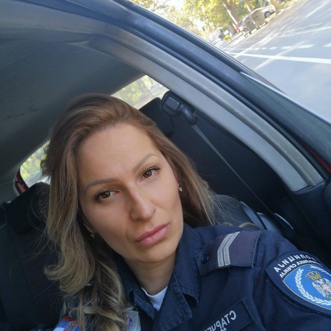 Policistka je s kolegom takoj priskočila na pomoč najstnici. FOTO: Facebook, Marina Starčević