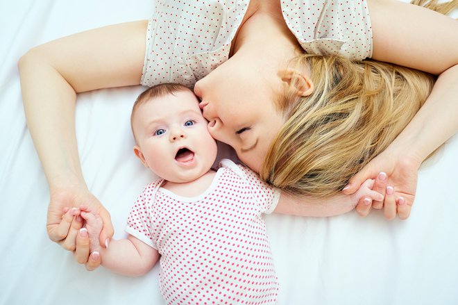 Dojenček ne potrebuje gore modernih oblačil, ampak veliko vaše ljubezni. FOTO: Lacheev Getty Images/istockphoto