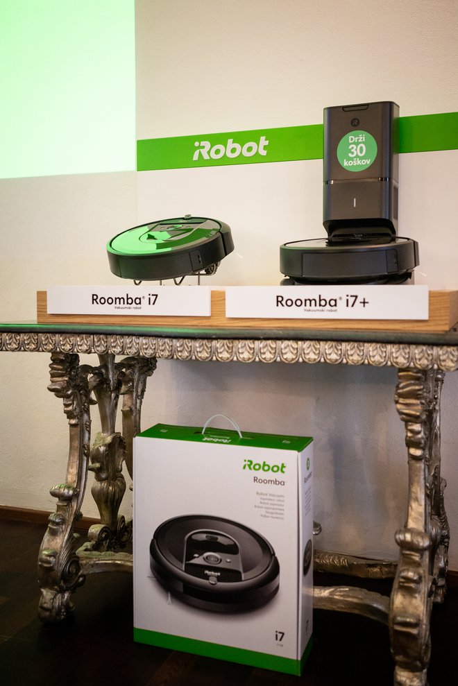 Nova iRobot roomba i7+ omogoča samodejno praznjenje koška sesalnika s pomočjo bazne postaje CleanBase.