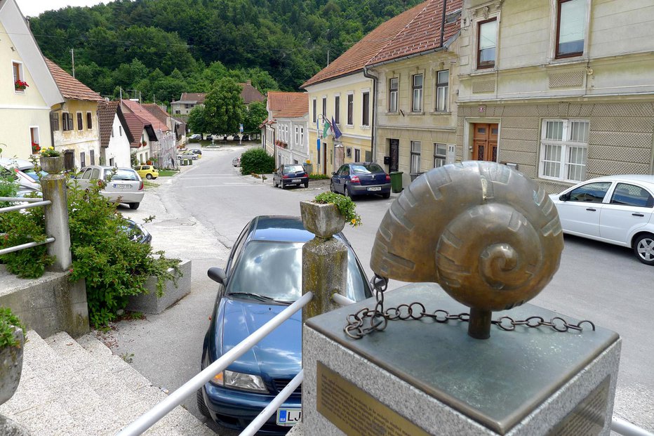 Fotografija: Višnja Gora je znana tudi po Jurčičevi Kozlovski sodbi in svojem simbolu, polžu na zlati verigi. Foto: Primož Hieng