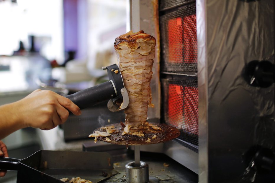 Fotografija: Kebab je varno jesti, pravijo pri UVHVVR. Fotografija je simbolična. FOTO: Stephane Mahe, Reuters