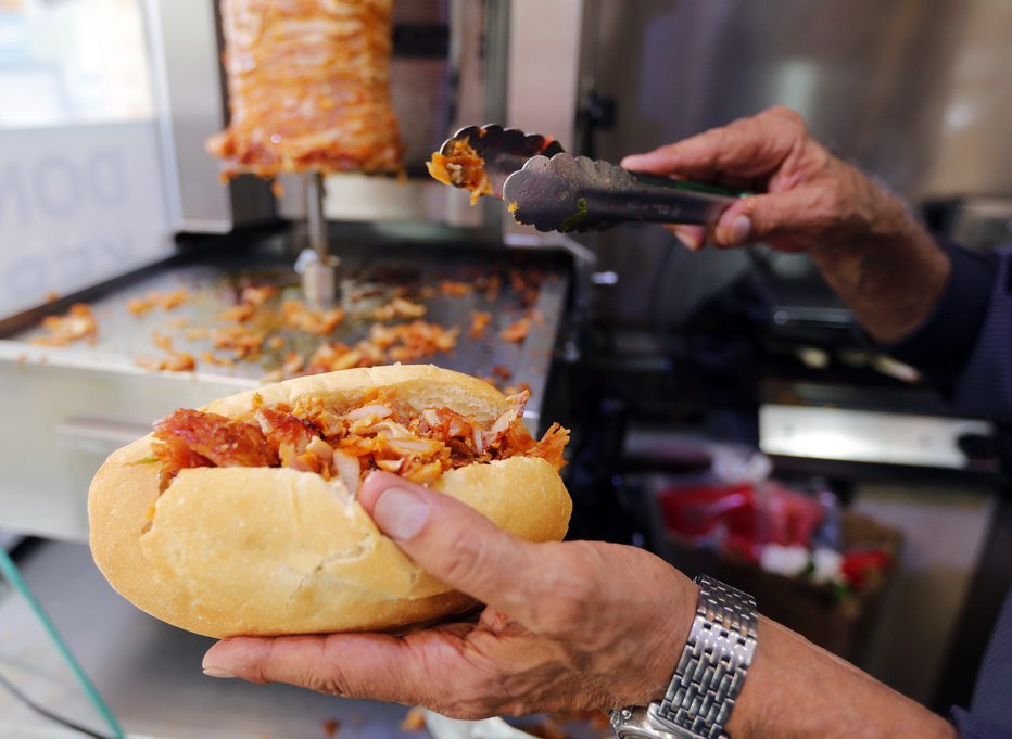 Fotografija: Sporni kebab dobavitelja Alebon. FOTO: Jean-Paul Pelissier, Reuters
