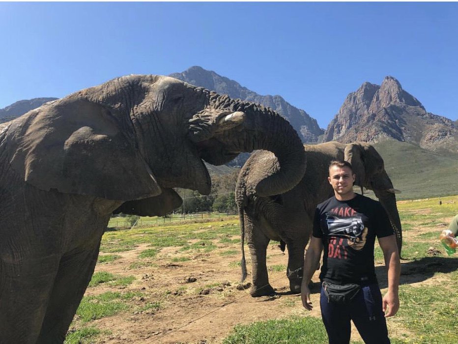 Fotografija: Harisu Aksaliču bo Cape Town ostal v nepozabnem spominu tudi zaradi mogočnih slonov, ki si jih je od blizu ogledal v tamkajšnjem naravnem parku. FOTO: Kalakoda Promotions