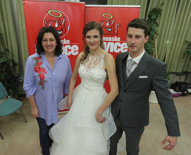 Pred poroko je mladoporočencema čestitala tudi namestnica odgovornega urednika Slovenskih novic Olga Cvetek.