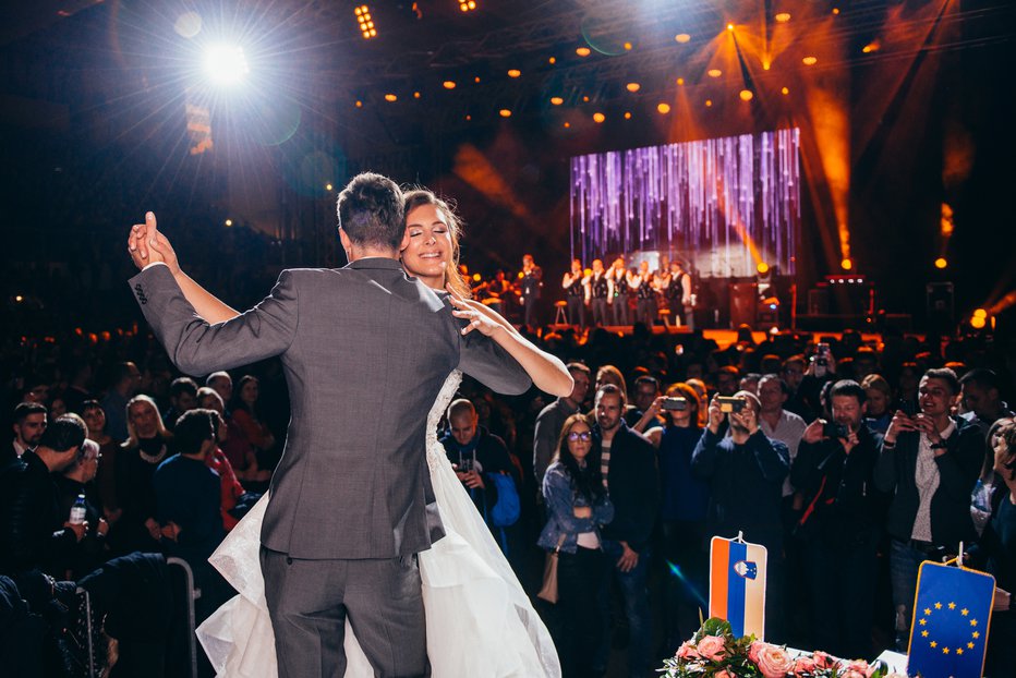 Fotografija: Njun prvi ples po poroki in Plestenjakova spremljava še vedno odmevata. FOTO: Nejc Fon