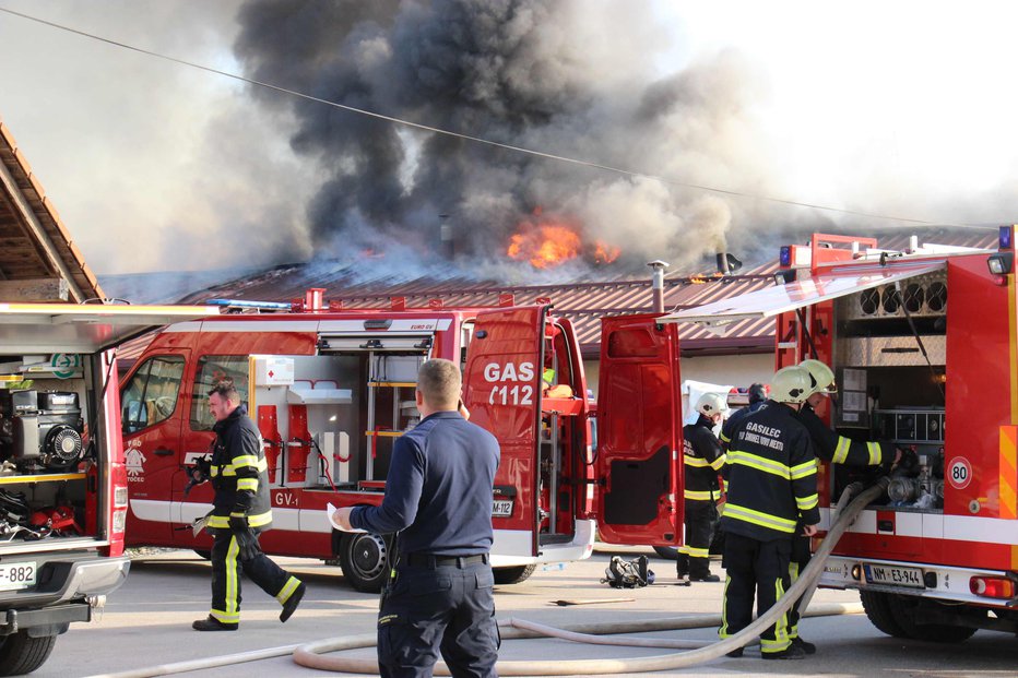 Fotografija: Uro in pol po začetku požara so ognjeni zublji še vedno butali skozi streho. FOTO: Tanja Jakše Gazvoda