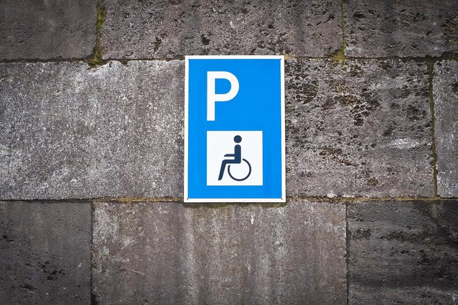 Parkirna mesta za invalide so ustrezno označena. FOTO: Pixabay.com