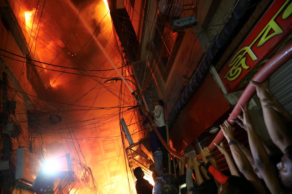 Fotografija: Požar je vzel najmanj 70 življenj. FOTO: Reuters