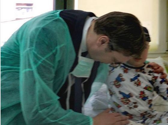 Fotografija: Aleksandar Vučić objema otroka na hematoonkološkem oddelku. FOTO: Instagram