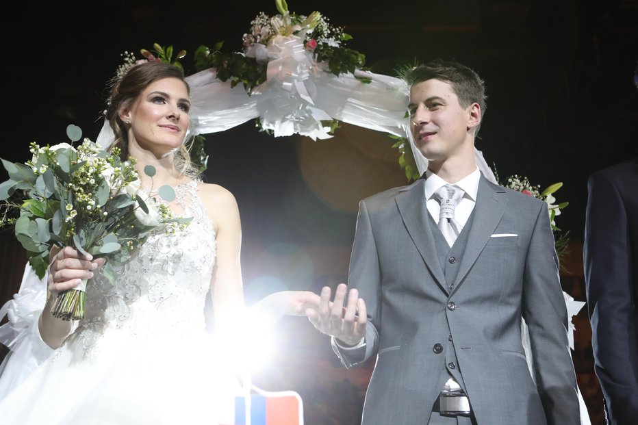 Fotografija: Lucija Jamnik Zupančič in Rok Mandl sta bila v poročnih oblekah čudovita.