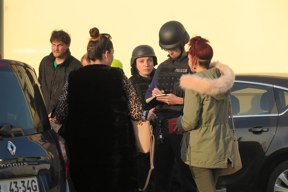 Fotografija: Prizor kot iz filma: najprej streljanje, potem pa še oboroženi policisti v zaščitni opremi FOTO: Špela Ankele