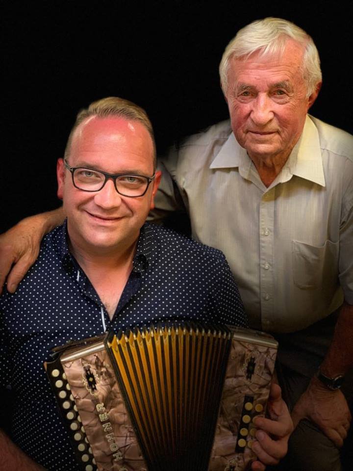 Fotografija: Gino Cencigh je Novatu podaril staro Hohnerjevo muzejsko harmoniko.