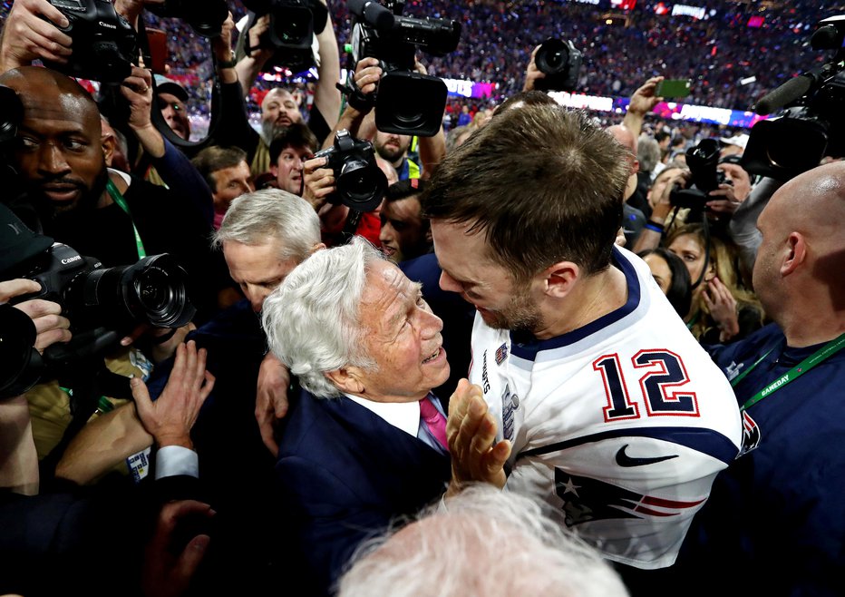 Fotografija: V začetku februarja se je Robert Kraft s Tomom Bradyjem veselil šestega naslova New England Patriotsov. FOTO: Reuters
