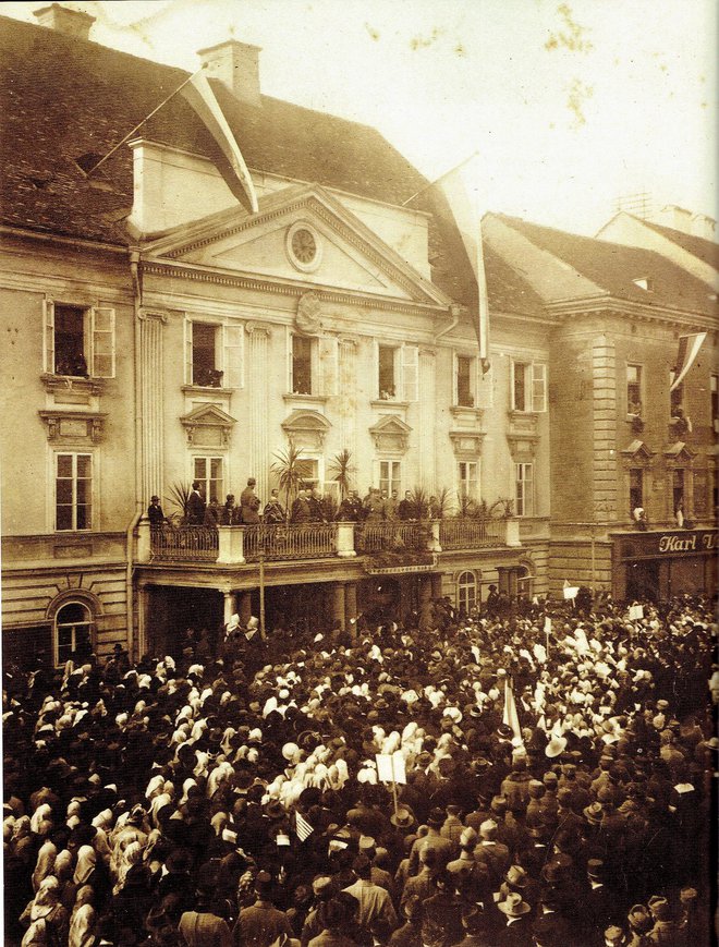 Največja javna manifestacija pred mestno hišo je bila 6. novembra 1918, ko je celjski Narodni svet prevzel oblast.