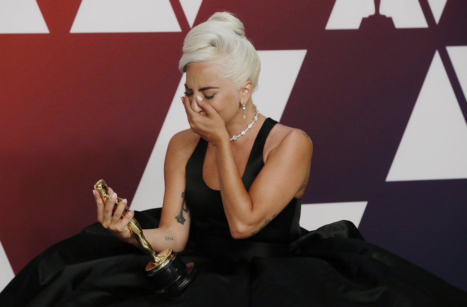 Fotografija: Lady Gaga je ostala brez oskarja za glavno žensko vlogo, v tolažbo pa ji je kipec za najboljšo izvirno pesem. FOTO: Reuters