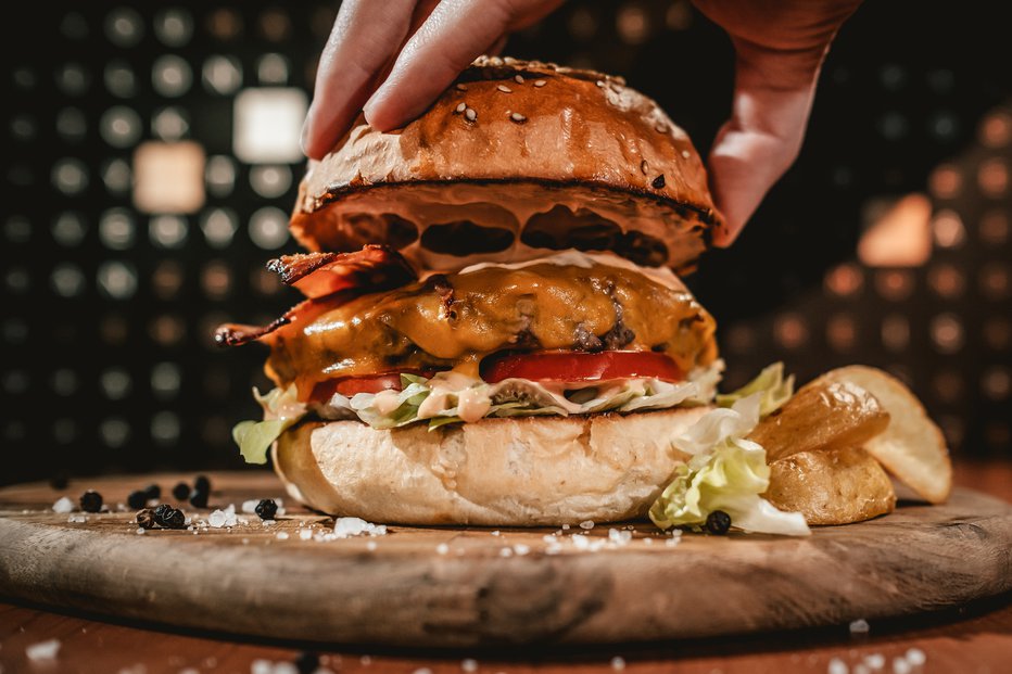 Fotografija: Del uspeha burgerjev, ki poudarjajo slovenske sestavine, so tudi slastne fotke. Le kdo ga ne bi, tega s fotke? FOTO: Ksaver Šinkar
