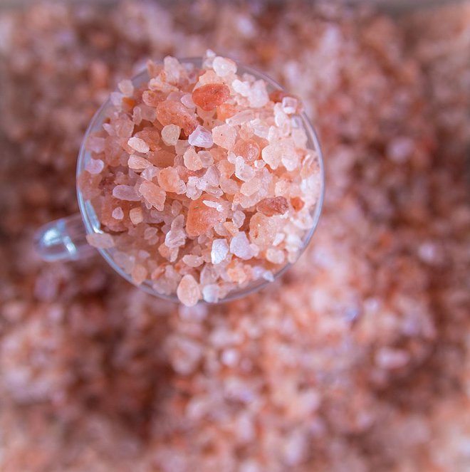Himalajska sol. Bolj je roza, več železa naj bi vsebovala. FOTO: Wikipedija