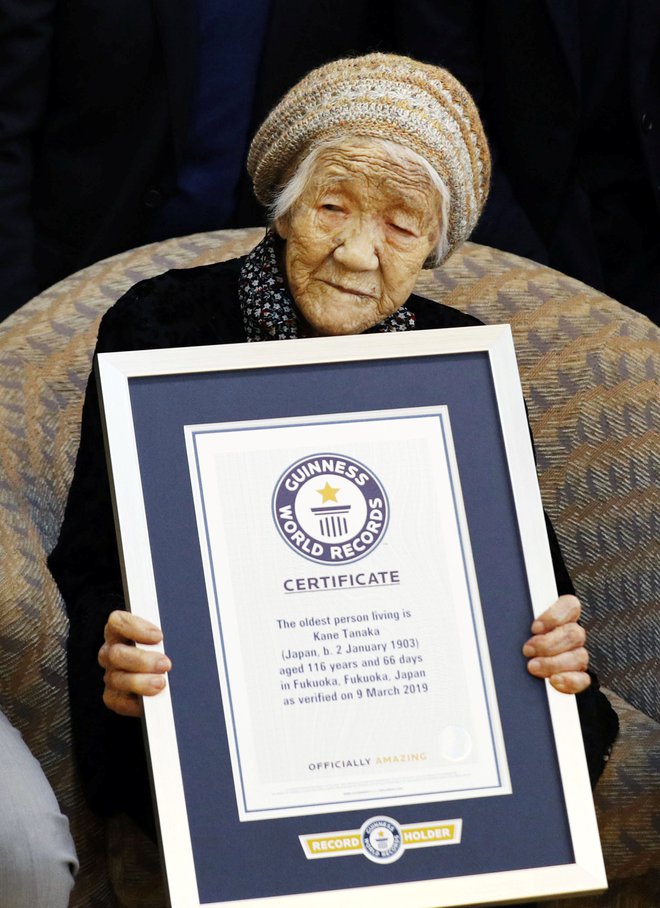 V soboto ji je ekipa Guinnessove knjige rekordov izročila plaketo. FOTO: Reuters