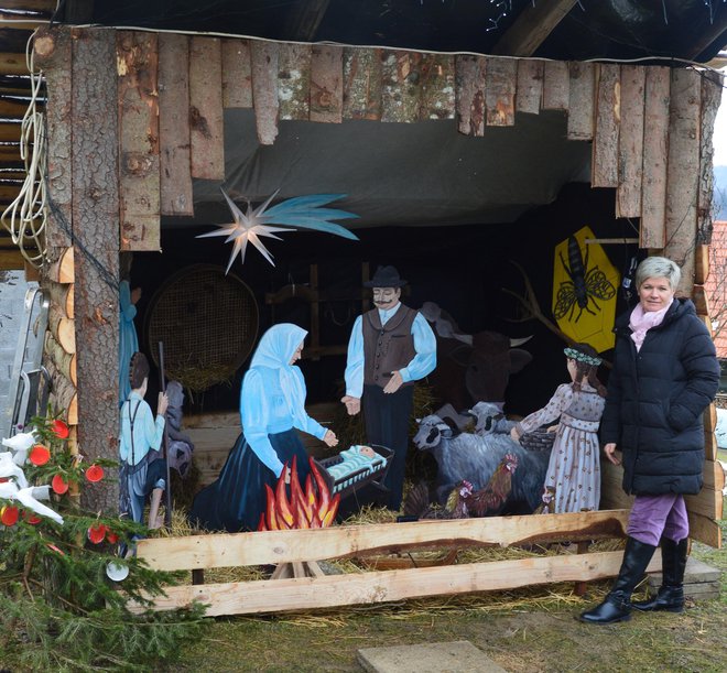 Klavdija Simler ob Sveti družini, upodobljeni na lesu. FOTO: osebni arhiv