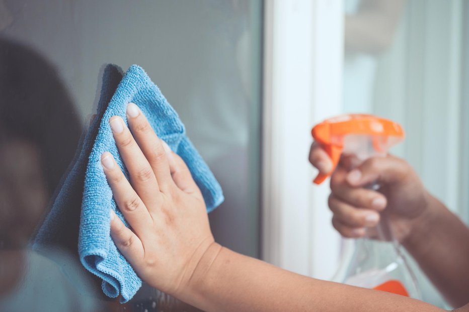 Fotografija: Okna očistite z doma izdelanim čistilom. FOTO: Thinkstock